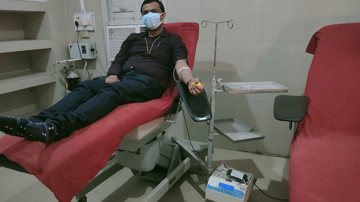 WHO India Dr Sharma donates blood in Muzaffarpur, promoting voluntary donation and safe transfusion.